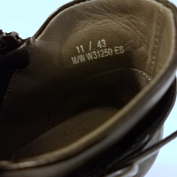 BORN Black Leather Stacked Heel Booties Size 11 - Picture 2 of 8